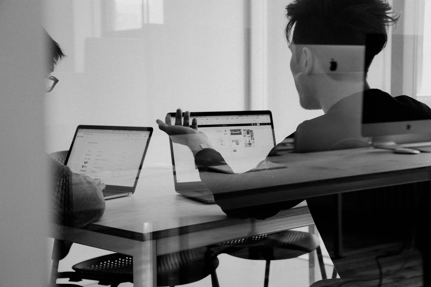 Group feedback session during a corporate earning lab